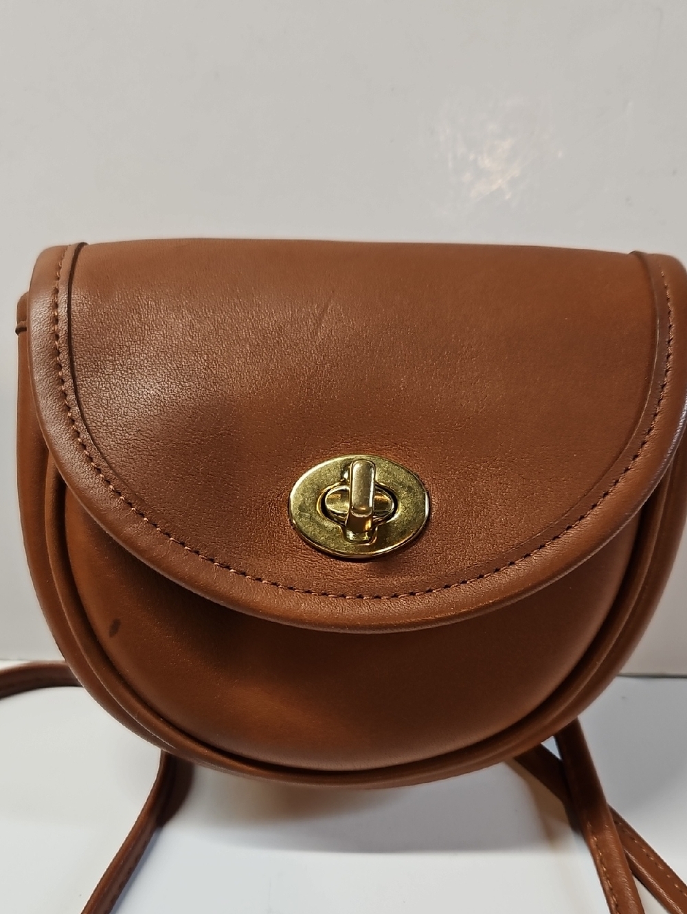 COACH VINTAGE LEATHER WATSON BAG, TURN LOCK CLOSURE BRITISH TAN. B7C-9826